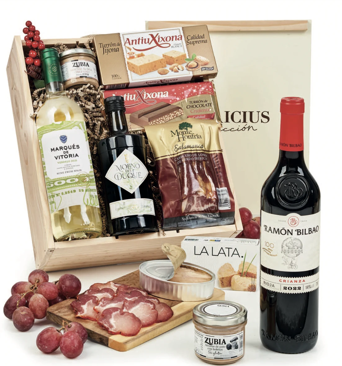 Lote 217: caja de madera con vinos Ramón Bilbao y Marqués de Vitoria, lomo y turrones